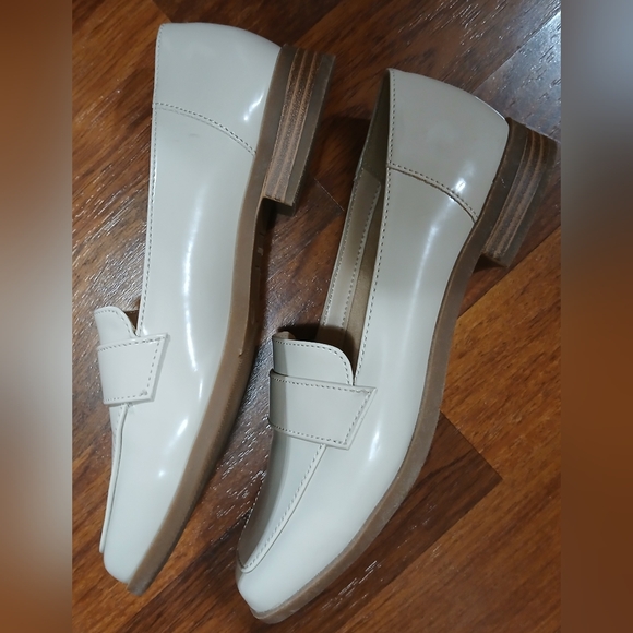 Liz Claiborne Women's Beige Loafers - Picture 2 of 4